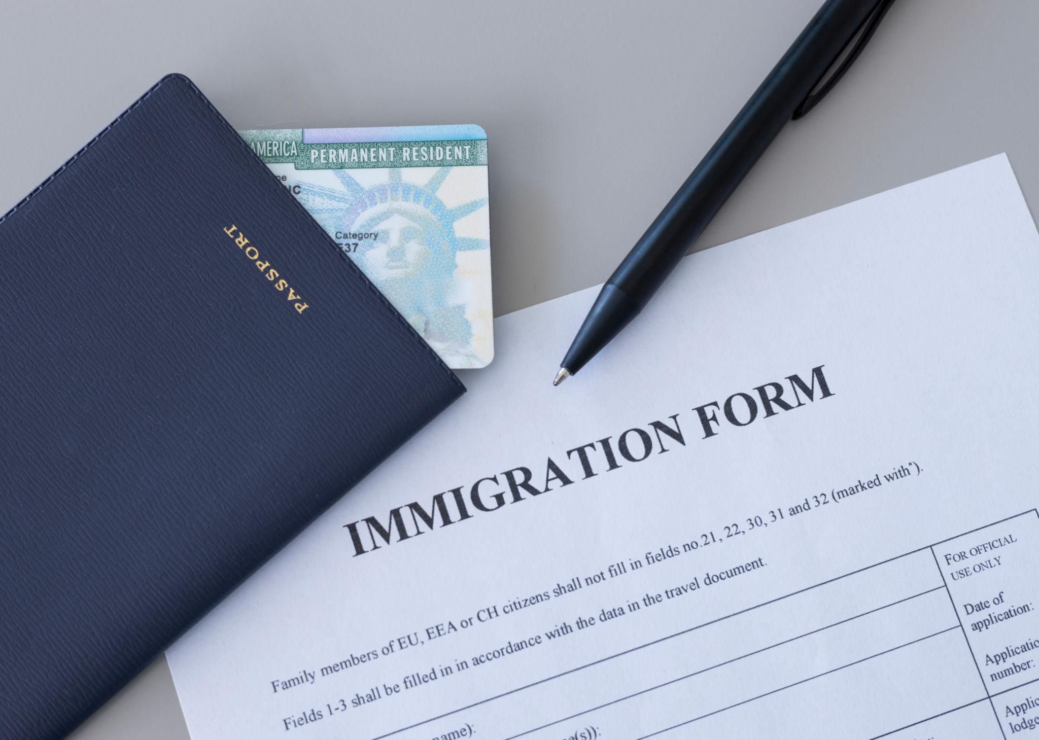 Juez federal bloquea la pausa indefinida de casos migratorios: qué significa para hispanos e inmigrantes en EE. UU.