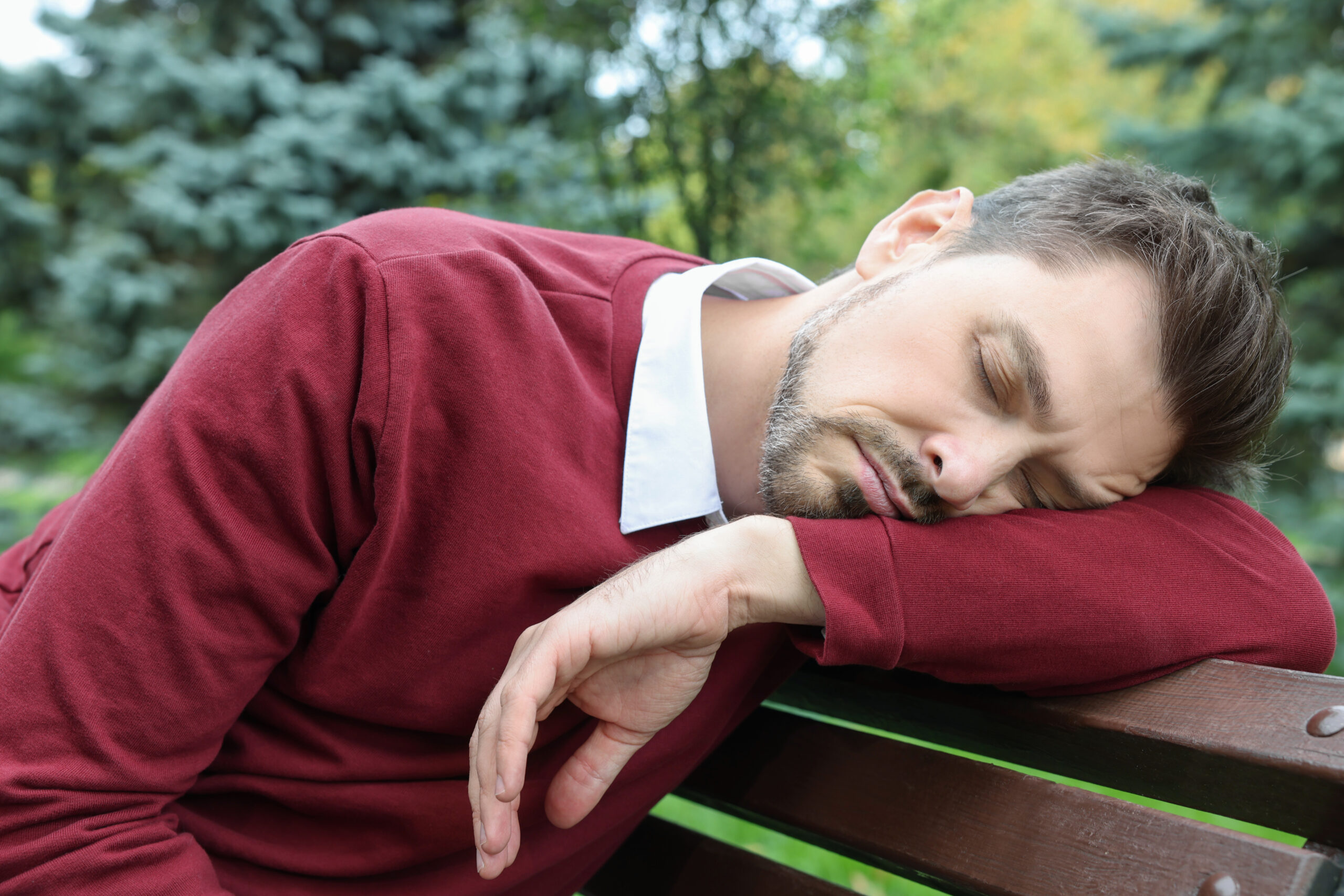 ¿Duermes 8 horas y despiertas cansado? Un hábito nocturno podría ser la razón